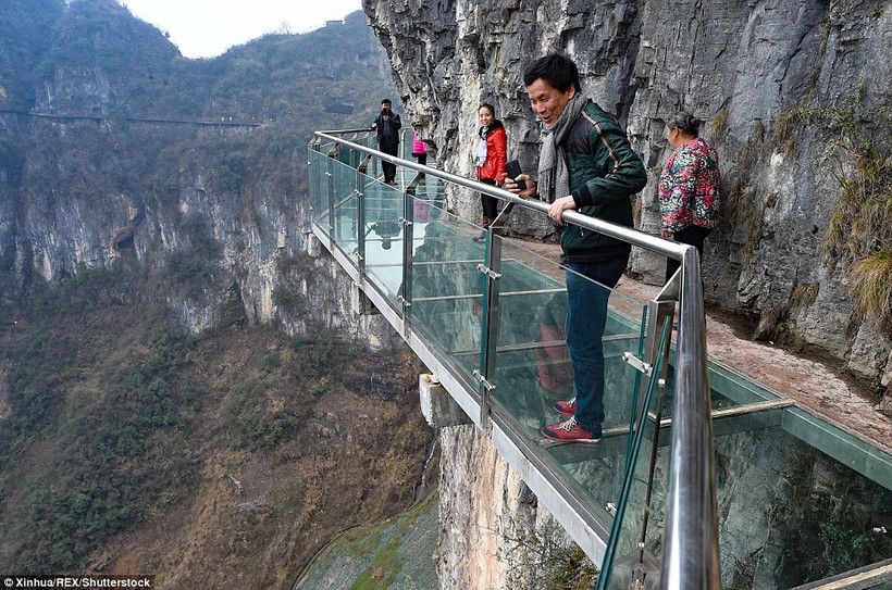 Cầu kính khiến du khách toát mồ hôi ở Trung Quốc
