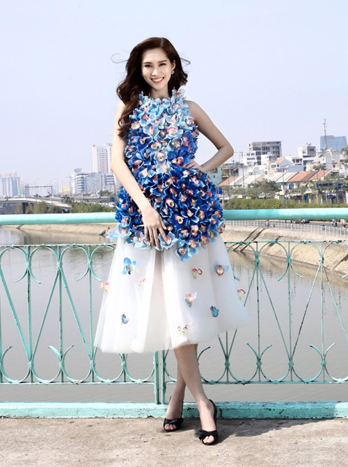 Đặng Thu Thảo mặc váy ngàn hoa chụp hình trên cầu gây chú ý