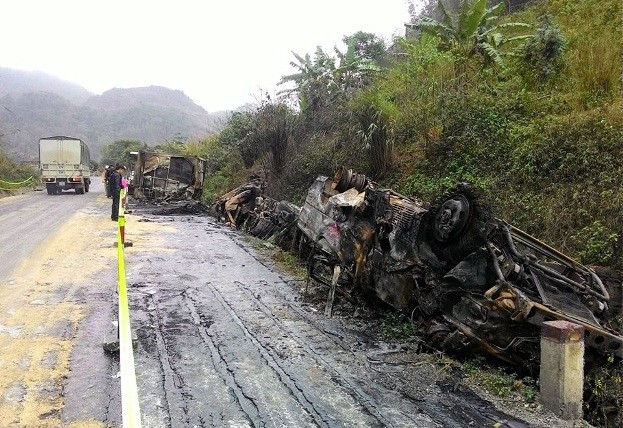Đến 17 giờ chiều 15.3, hiện trường vụ tai nạn xe bồn đâm xe khách bốc cháy trên đèo Thung Khe (Hòa Bình) vẫn chưa được giải phóng. Tuy nhiên, giao thông qua đây đã được thông thoáng. Ảnh: Dân Việt