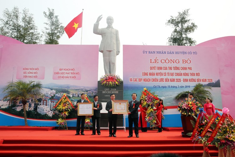 Phó Thủ tướng Vũ Văn Ninh trao Quyết định của Thủ tướng Chính phủ công nhận huyện đảo Cô Tô đạt chuẩn "Huyện nông thôn mới". Ảnh: VGP