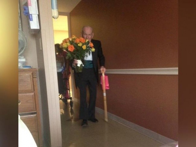 Cụ ông U80 mang hoa và socola tặng vợ nhân kỷ niệm 57 năm ngày cưới