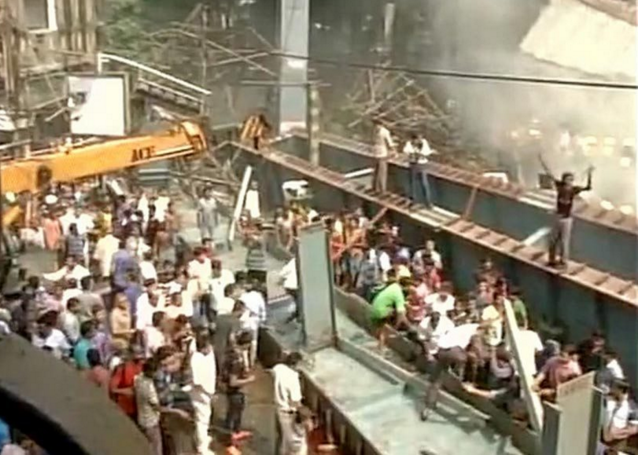 Ấn Độ: Kinh hoàng cầu vượt đổ sập chôn vùi hơn 150 người