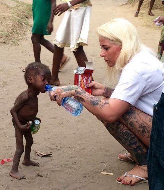 Cậu bé đói khát trong bức ảnh gây chấn động thế giới giờ ra sao?