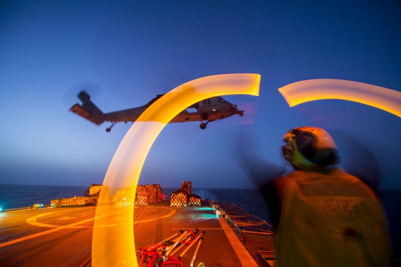 Khoảnh khắc hoạt động về đêm ấn tượng của Hải quân Mỹ