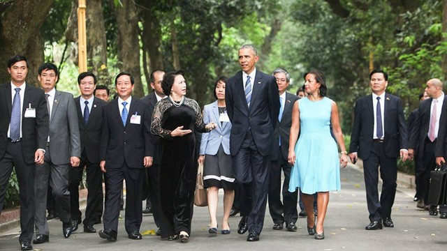 Tổng thống Mỹ thong thả dạo bước trong khu nhà sàn Bác Hồ