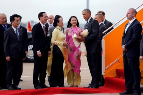 Lộ diện cô gái Sài Gòn khả ái tặng hoa sen cho Tổng thống Mỹ Obama