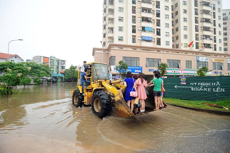 Những hình ảnh bi hài sau trận mưa lớn ngập Hà Nội