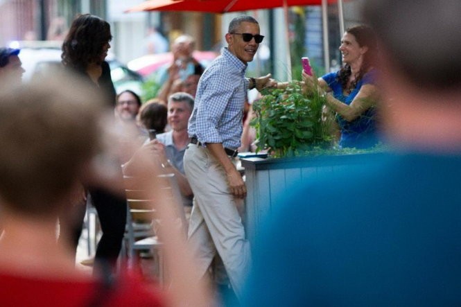 Tổng thống Obama "hẹn hò" vợ ở nhà hàng Mexico khi vừa về Mỹ