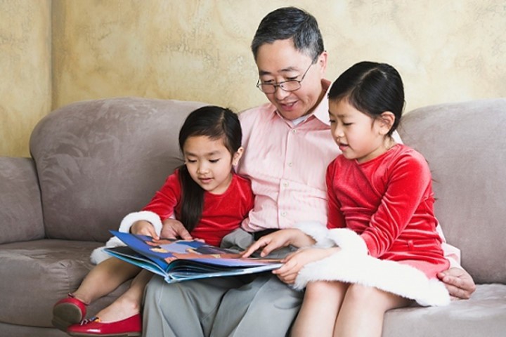 Trẻ thông minh hơn nhờ thường xuyên được nghe đọc sách