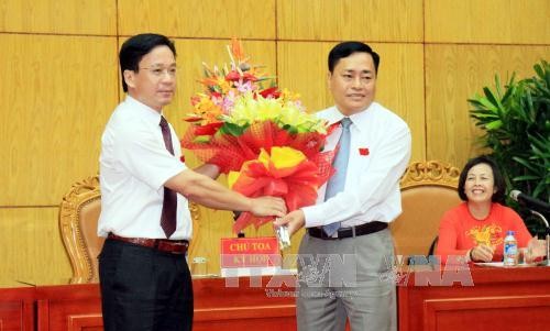 Chủ tịch HĐND tỉnh Lạng Sơn Hoàng Văn Nghiệm (trái) tặng hoa chúc mừng ông Hồ Tiến Thiệu. Ảnh: Thái Thuần/TTXVN