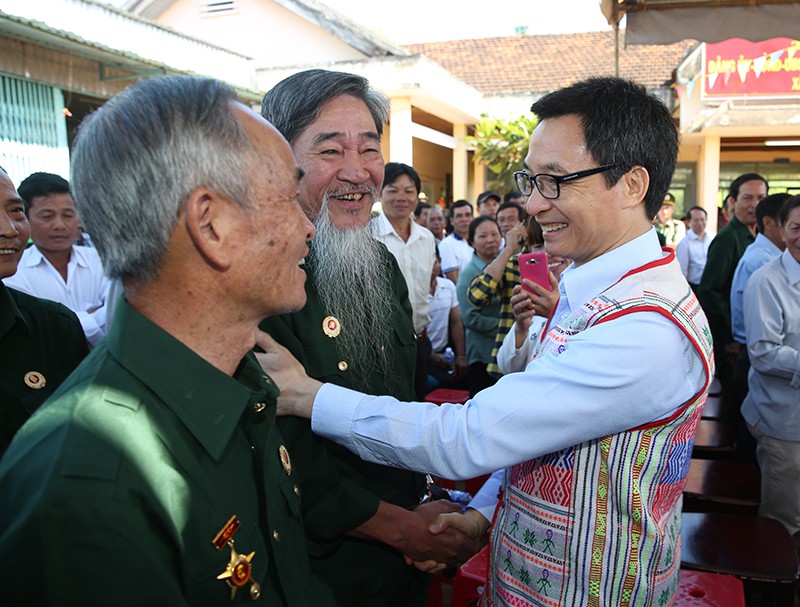 Phó Thủ tướng Vũ Đức Đam trò chuyện với người dân xã Quảng Khê. Ảnh: VGP/Đình Nam