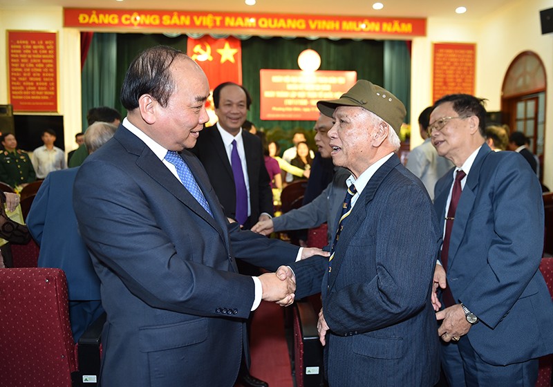 Thủ tướng Nguyễn Xuân Phúc thăm hỏi người dân phường Điện Biên (Hà Nội)
