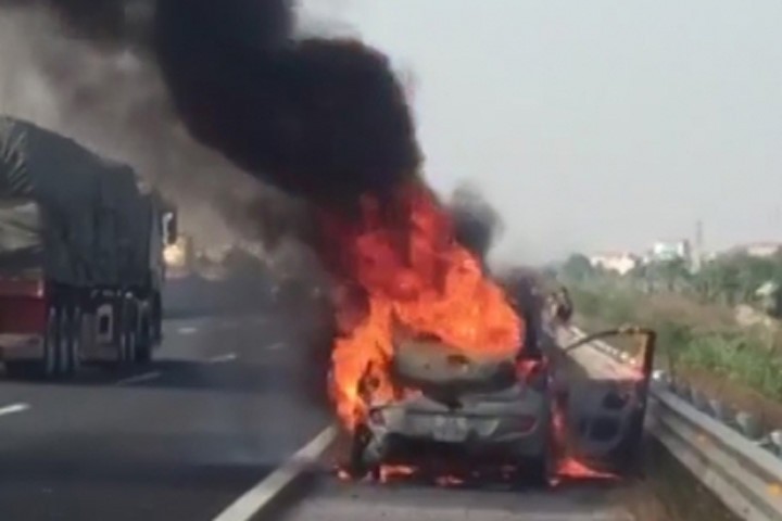 Ô tô cháy trơ khung trên cao tốc Hà Nội - Hải Phòng