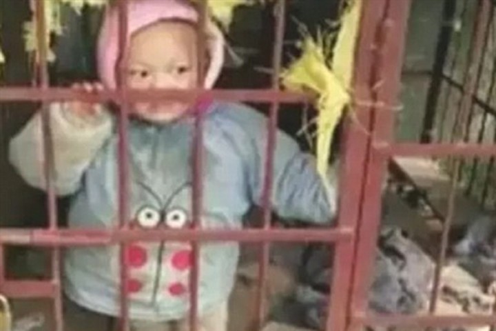 Bà mẹ nhốt con trong chuồng chó vì quấy khóc