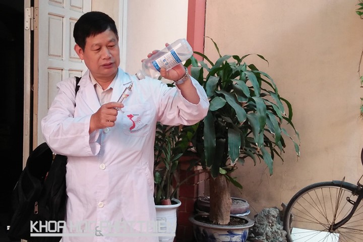 Tiến sỹ Đào Đức Thà chuẩn bị thuốc để điều trị cho vật nuôi bị bệnh - một công việc ông làm khi về hưu. Ảnh: Thùy Thủy