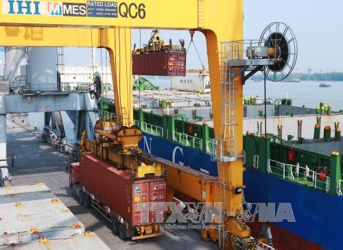 Bốc xếp container tại chi nhánh cảng Tân Vũ, Cảng Hải Phòng. Ảnh: Lâm Khánh/TTXVN