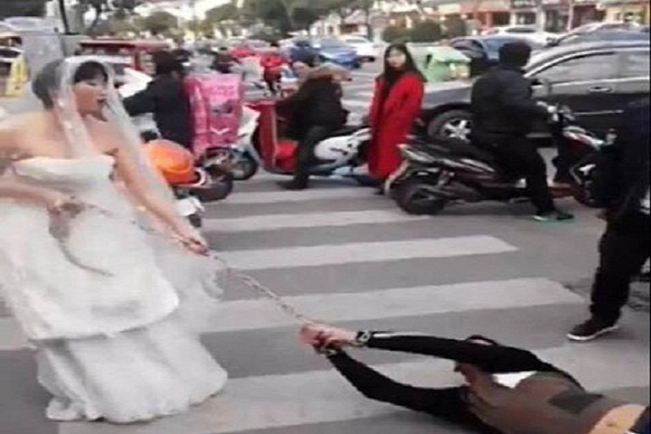 Trung Quốc: Cô dâu dùng xích kéo lê chú rể giữa phố