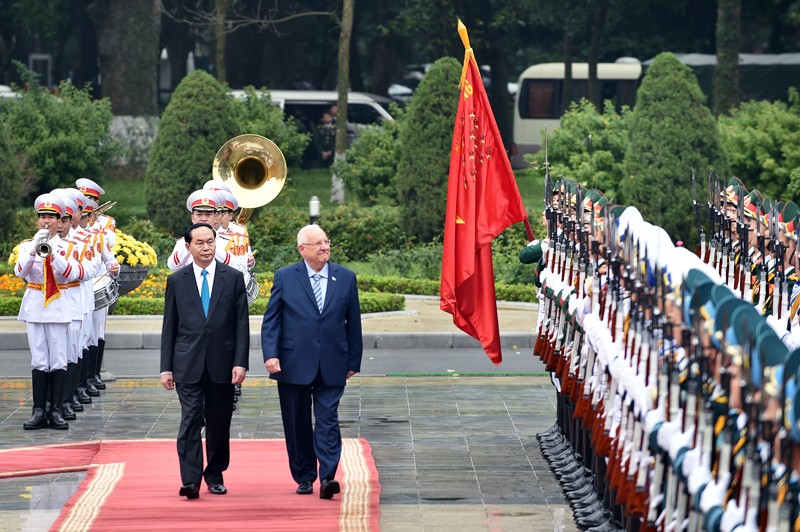 Chủ tịch nước Trần Đại Quang và Tổng thống Nhà nước Israel duyệt đội danh dự. Ảnh: VGP/Nhật Bắc