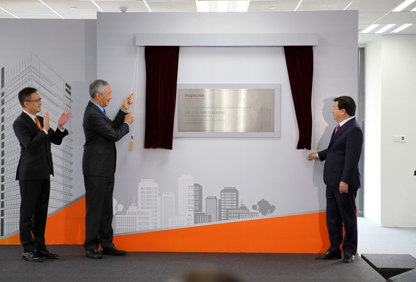 Thủ tướng Singapore Lý Hiển Long và Phó Thủ tướng Trịnh Đình Dũng dự lễ khai trương Trung tâm doanh nghiệp Maple Tree tại TPHCM. Ảnh: VGP/Xuân Tuyến