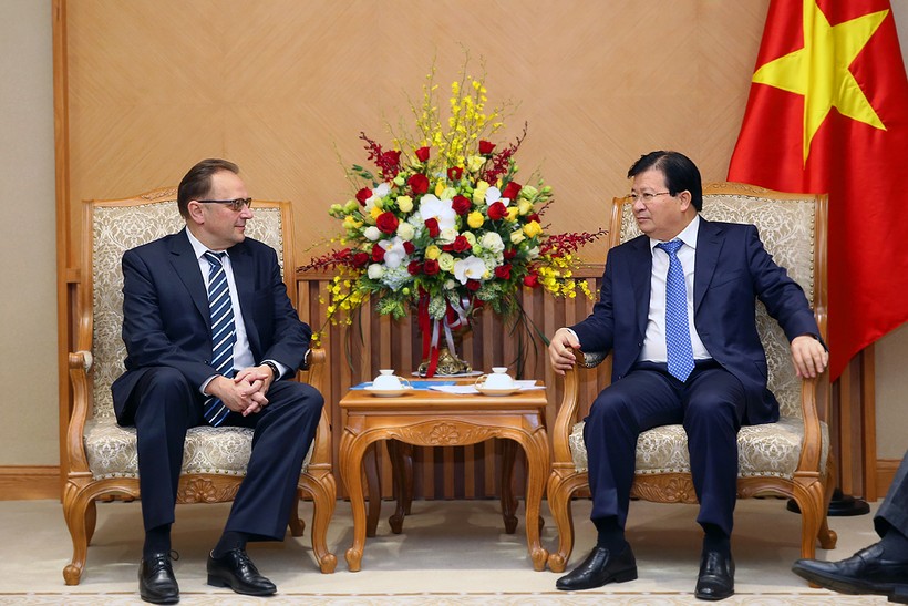 Phó Thủ tướng Trịnh Đình Dũng cho rằng, hai bên cần hợp tác chặt chẽ để triển khai Hiệp định Thương mại tự do Việt Nam-Liên minh kinh tế Á-Âu. Ảnh: VGP/Nhật Bắc