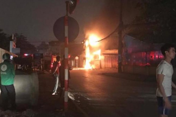 Cháy dữ dội ở phố Lương Thế Vinh, một người bị bỏng