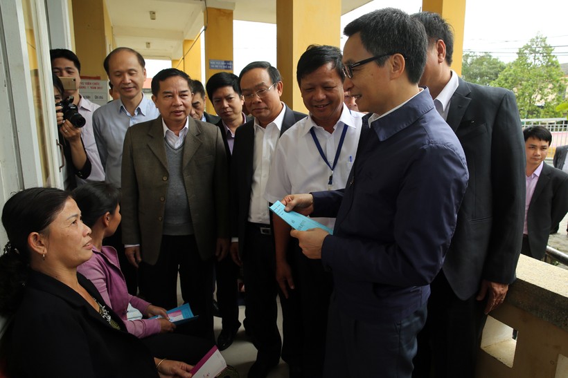 Phó Thủ tướng Vũ Đức Đam trò chuyện với người dân đến khám bệnh tại trạm y tế xã Phú Thanh, huyện Phú Vang, tỉnh Thừa Thiên Huế. Ảnh: VGP/Đình Nam