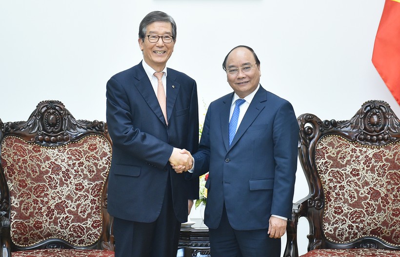 Thủ tướng Chính phủ Nguyễn Xuân Phúc và Chủ tịch kiêm Tổng Giám đốc điều hành Ngân hàng Phát triển Hàn Quốc (KDB) Lee Dong-geol. Ảnh: VGP/Quang Hiếu