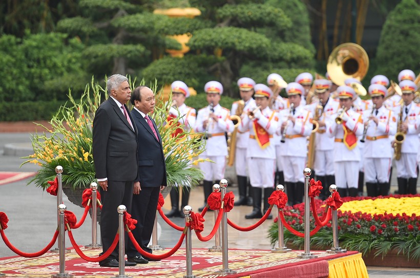 Thủ tướng Nguyễn Xuân Phúc và Thủ tướng Sri Lanka Ranil Wickremesinghe tại Lễ đón chính thức. Ảnh: VGP/Quang Hiếu