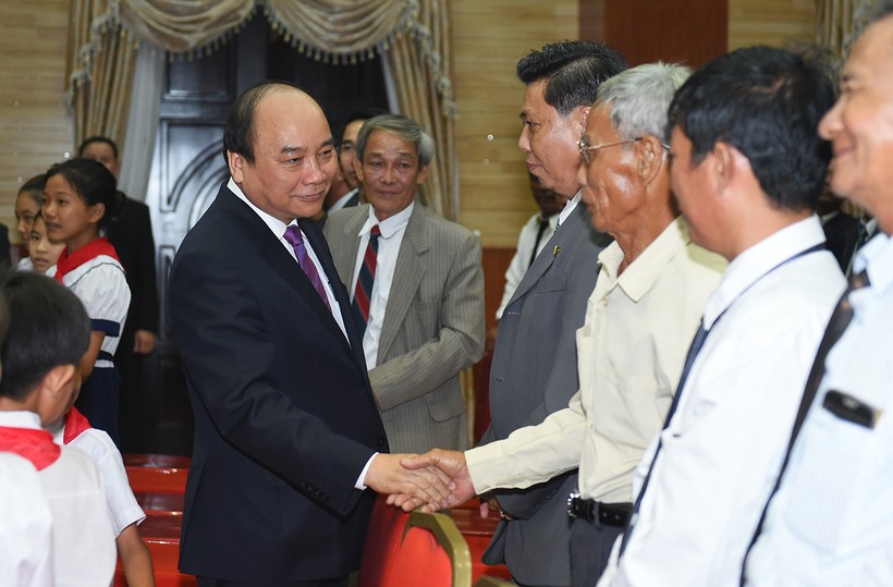 Thủ tướng Nguyễn Xuân Phúc thăm hỏi bà con Việt kiều tại Campuchia.