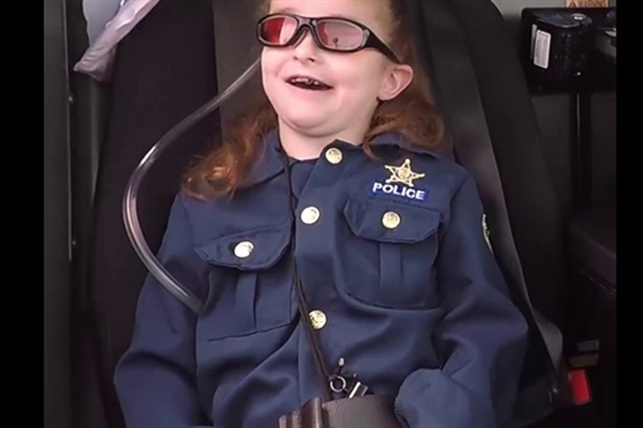 Cô bé 6 tuổi được làm cảnh sát như ước nguyện trước khi lìa đời
