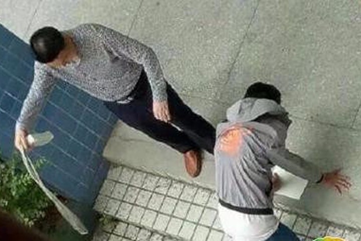 Thầy giáo Trung Quốc bắt học sinh quỳ rồi đánh bằng dây thừng