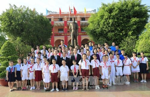 Chủ tịch nước Trần Đại Quang và lãnh đạo TPHCM cùng các cháu thiếu nhi là đại biểu Đại hội Cháu ngoan Bác Hồ TPHCM. Ảnh: TTXVN