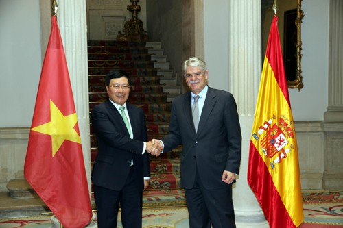 Phó Thủ tướng, Bộ trưởng Bộ Ngoại giao Phạm Bình Minh và Bộ trưởng Bộ Ngoại giao và Hợp tác Tây Ban Nha Alfonso Dastis. Ảnh: BNG