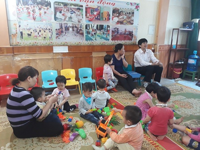 Vụ trưởng Vụ Giáo dục Mầm non (Bộ GD&ĐT) Nguyễn Bá Minh kiểm tra tại nhóm trẻ tư thục Sao Mai, TP Điện Biên Phủ, tỉnh Điện Biên