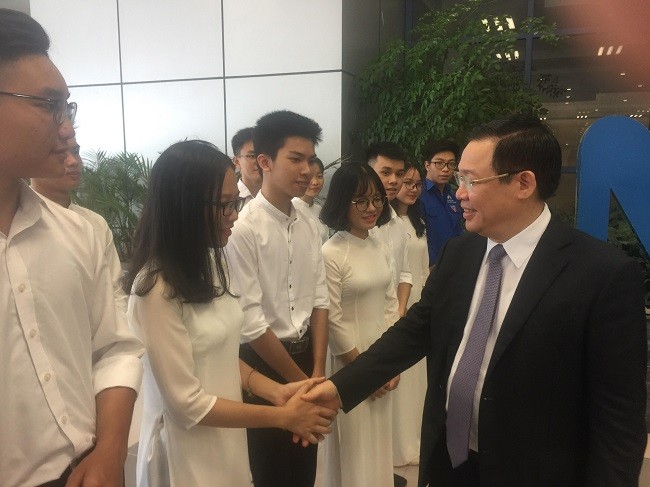 Phó Thủ tướng Vương Đình Huệ chia sẻ niềm vui với tân SV ĐH Kinh tế Quốc dân