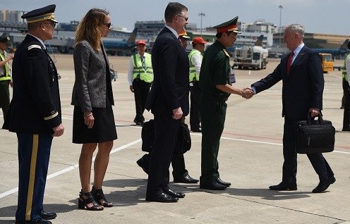 Bộ trưởng Quốc phòng Hoa Kỳ James Mattis tới Thành phố Hồ Chí Minh, bắt đầu chuyến thăm kéo dài hai ngày.