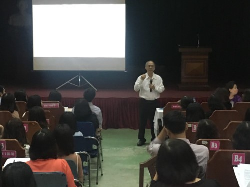 Thầy Nguyễn Quốc Hùng. MA trao đổi với các giáo viên tiếng Anh Hà Nội