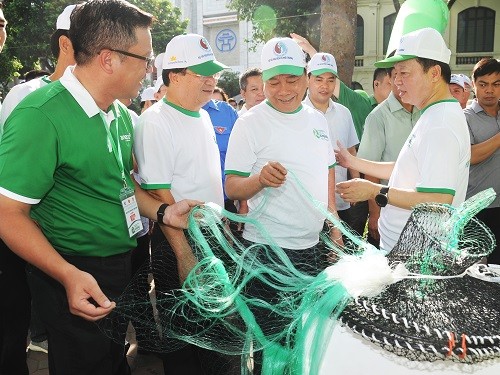 Thủ tướng Chính phủ Nguyễn Xuân Phúc xem sản phẩm lưới đánh cá làm từ nguyên liệu sinh học phân hủy hoàn toàn của Tập đoàn An Phát, giúp cho ngư dân bảo vệ môi trường biển một cách tối đa.