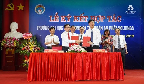 Đại diện Trường ĐH Hải Dương và Tập đoàn An Phát Holdings trao ký kết hợp tác