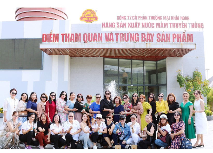 Hội Nữ doanh nhân tỉnh Kiên Giang đi tham quan nghề làm nước mắm.