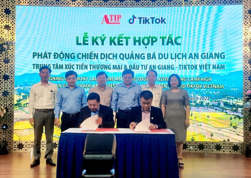 Trung tâm Xúc tiến Thương mại và Đầu tư tỉnh An Giang cùng TikTok Việt Nam ký kết quảng bá du lịch trên TikTok.