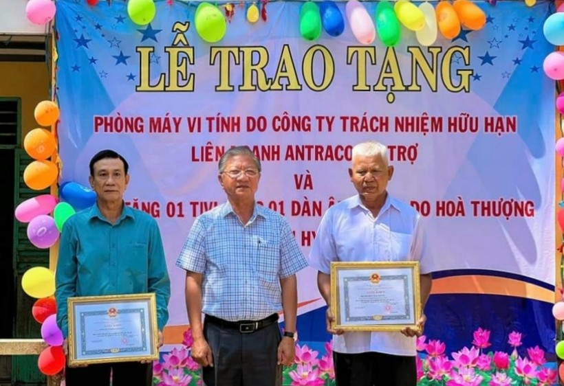 Bí thư huyện Tri Tôn (An Giang) trao tặng giấy khen ghi nhận sự đóng góp của các tổ chức, cá nhân.