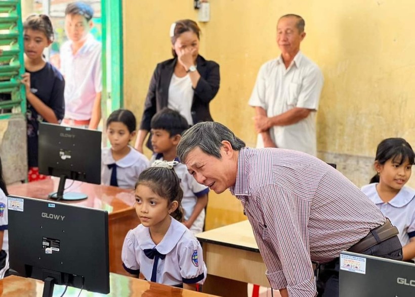 An Giang trao tặng phòng máy tính cho trường khó khăn huyện miền núi Tri Tôn ảnh 1
