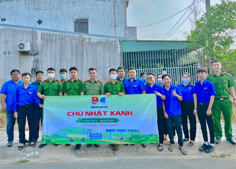Tuổi trẻ Công an TP Long Xuyên (tỉnh An Giang) tích cực tham gia hưởng ứng Chiến dịch 'Ngày chủ nhật xanh'.