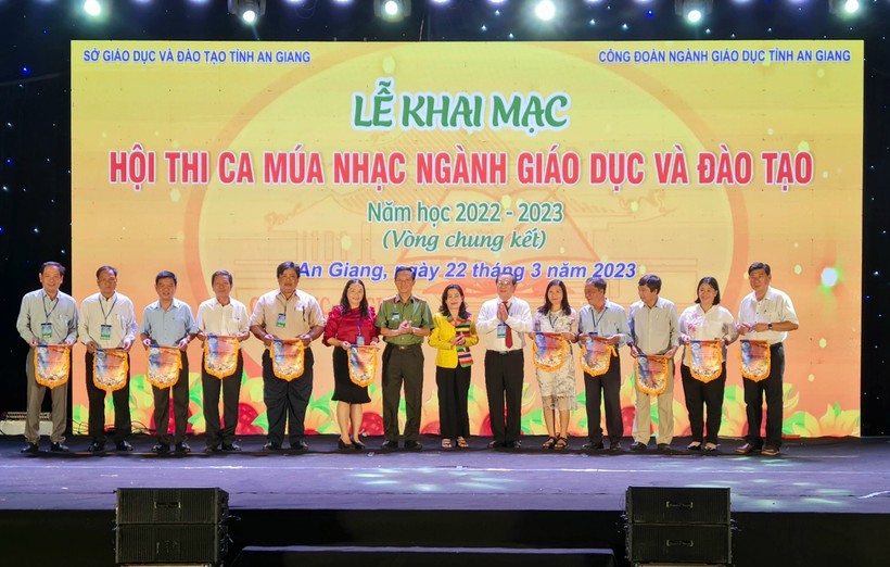 Ban tổ chức trao cờ lưu niệm cho đại diện Phòng GD&ĐT của 11 huyện, thị xã, thành phố tham dự hội thi.