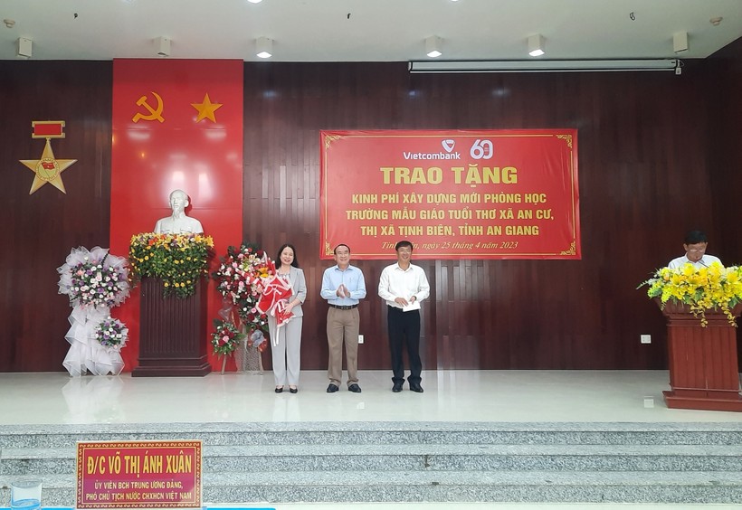 Đại diện lãnh đạo thị xã Tịnh Biên (An Giang) tặng hoa tri ân Phó Chủ tịch nước Võ Thị Ánh Xuân.