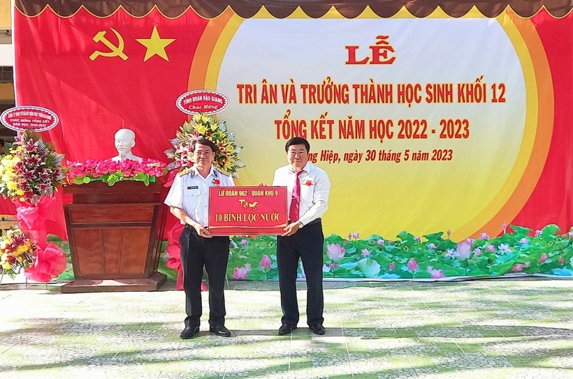 Thượng tá Nguyễn Văn Đương - Phó Chính ủy Lữ đoàn 962 trao tặng 10 bình lọc nước cho Trường THPT thị trấn Cây Dương, huyện Phụng Hiệp, tỉnh Hậu Giang. 