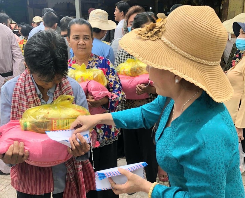 An Giang trao 500 phần quà cho đồng bào Khmer nghèo huyện Tri Tôn ảnh 1