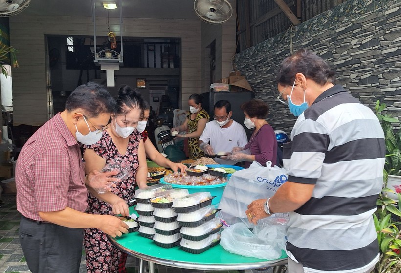 Thầy Võ Thanh Tùng cùng nhóm chuẩn bị hoàn tất những suất cơm trưa để kịp chuyển đến các điểm thi.