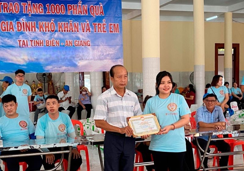 An Giang trao tặng 1.000 phần quà cho đồng bào Khmer ảnh 1
